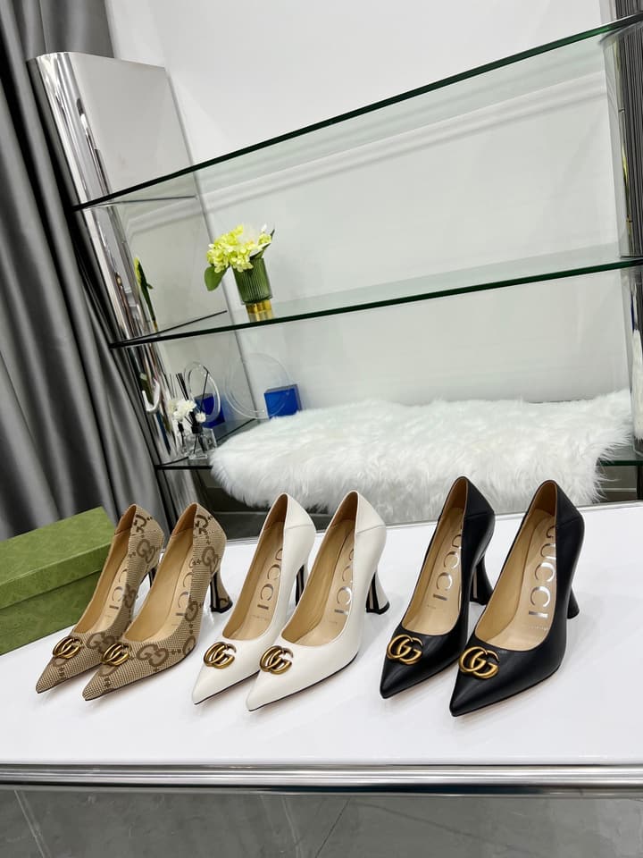 Gucci Double G Buckle Pointed Pumps in Cream Patent Pump