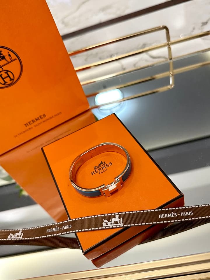 Hermès H-Letter Oval Enamel Bracelet in Gold H Logo Creamy Beige Band
