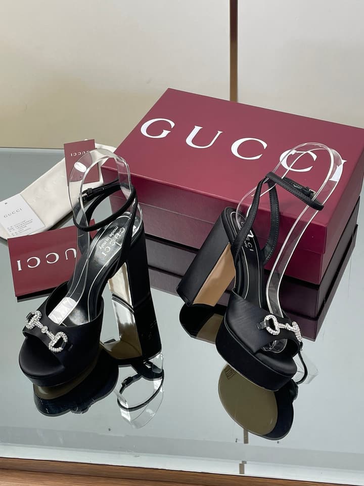 Gucci Platform Rhinestone Horsebit Sandals – Spring/Summer Collection – 2025 in Black Patent