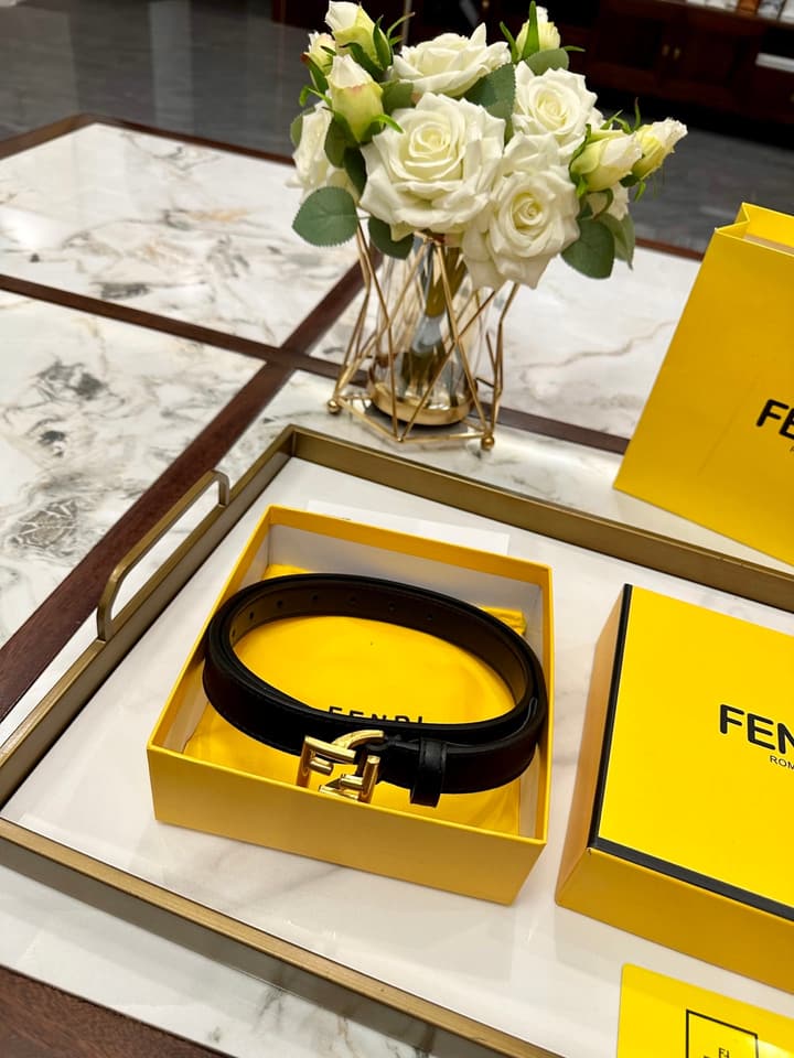 Fendi Classic Leather Belt – 2.5cm in Black Leather With Antique Gold Buckle