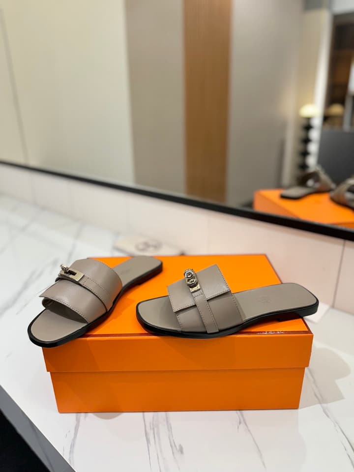 Hermès Classic Timeless Leather Sandals in Black
