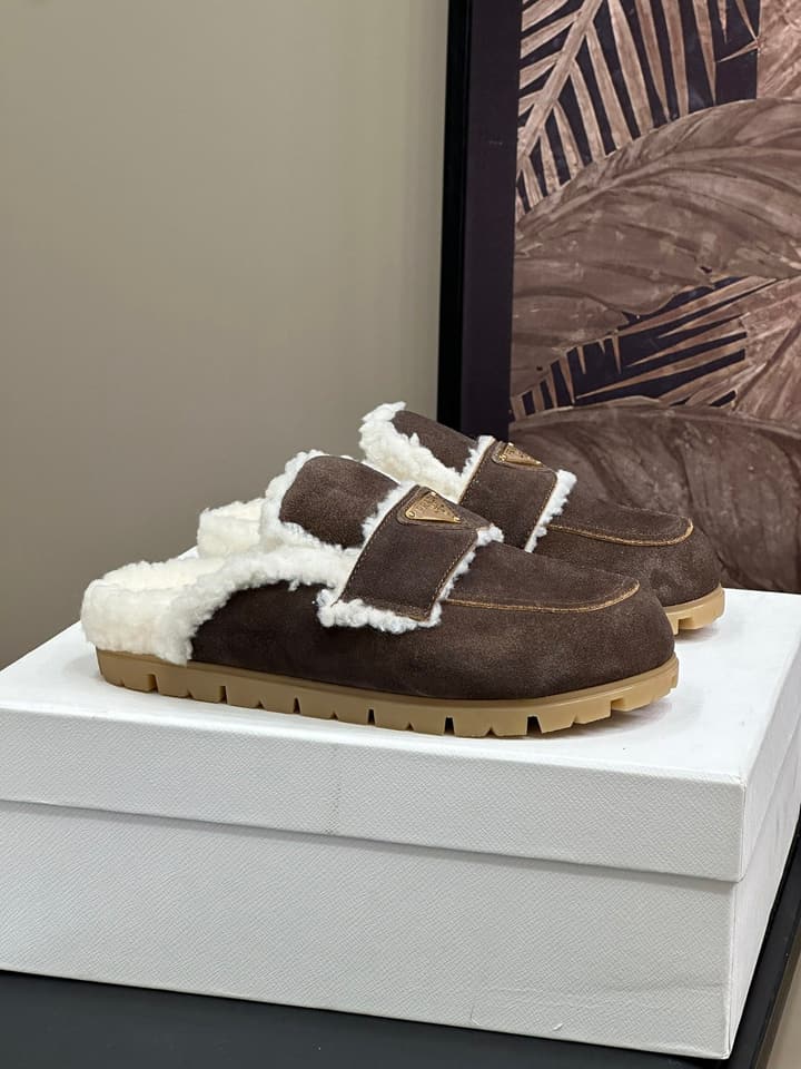 Prada FW24 Suede Fur Slippers – FW24 in Beige Suede