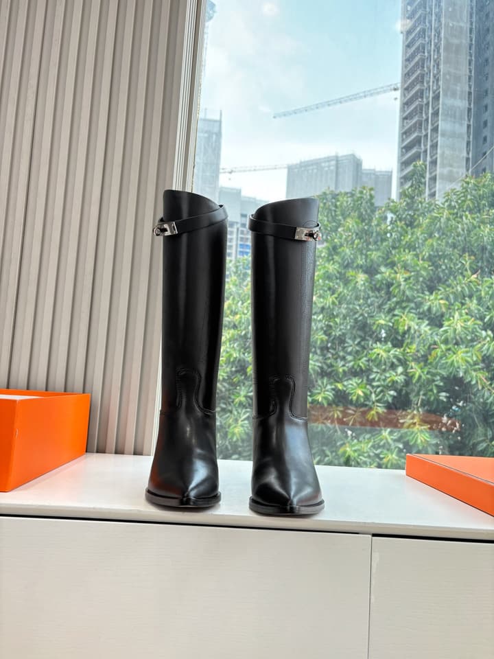 Hermès Classic Knee-High Boots – 2025 Autumn/Winter Collection in Two-tone Tan And Cream