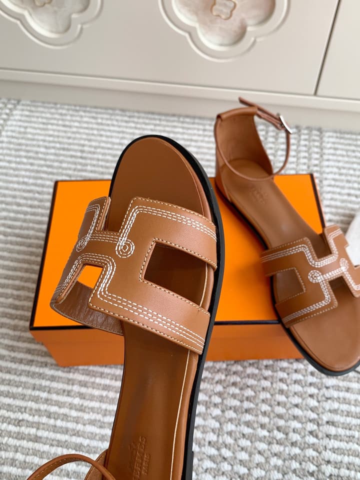 Hermès Santorini Classic H Flat Sandals in Taupe