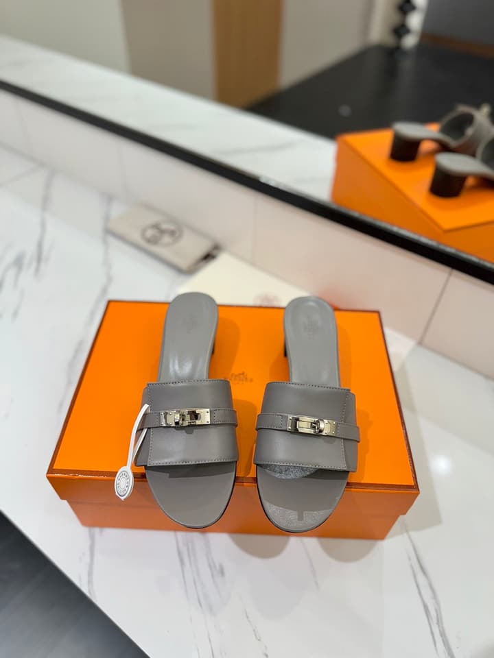 Hermès Classic Smooth Cowhide Heeled Sandals in Beige