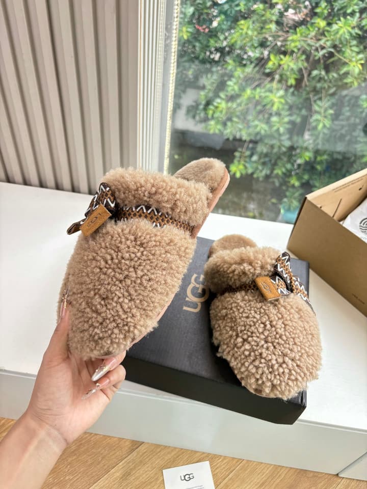 UGG Autumn/Winter Wool Slippers in Creamy White