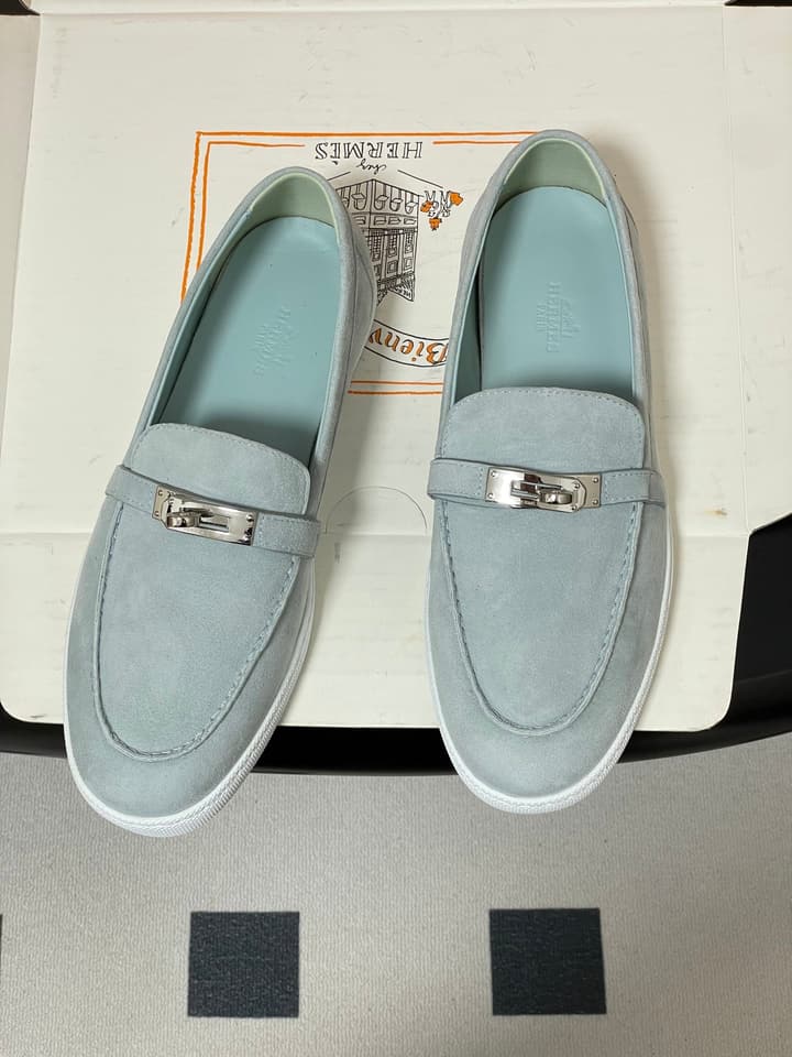 Hermès Mind Suede Kelly Buckle Loafers – 26S Spring/Summer Collection in Beige Suede
