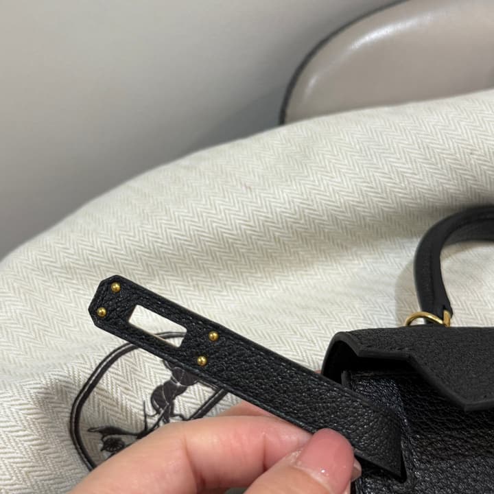 Hermès Mini Kelly 19 Bag in Black With Gold Hardware