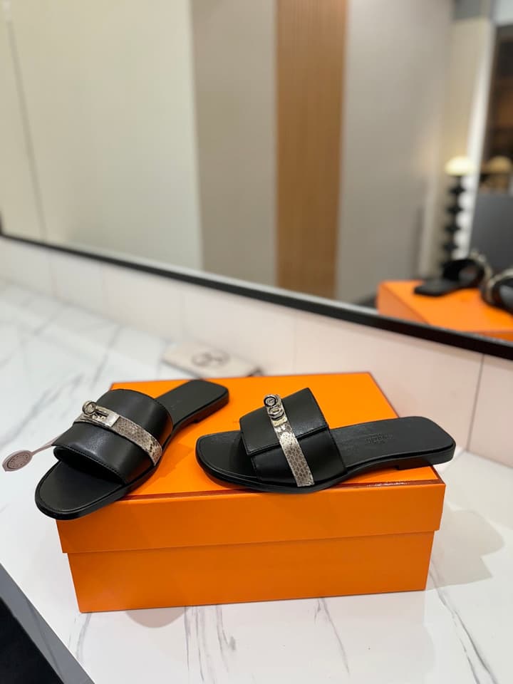 Hermès Classic Timeless Leather Sandals in Black