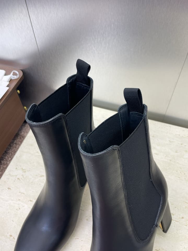 Dior D-Art Chunky Heel Chelsea Ankle Boots – 2025FW in Black Suede