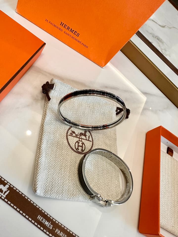 Hermès H-Letter Oval Enamel Bracelet