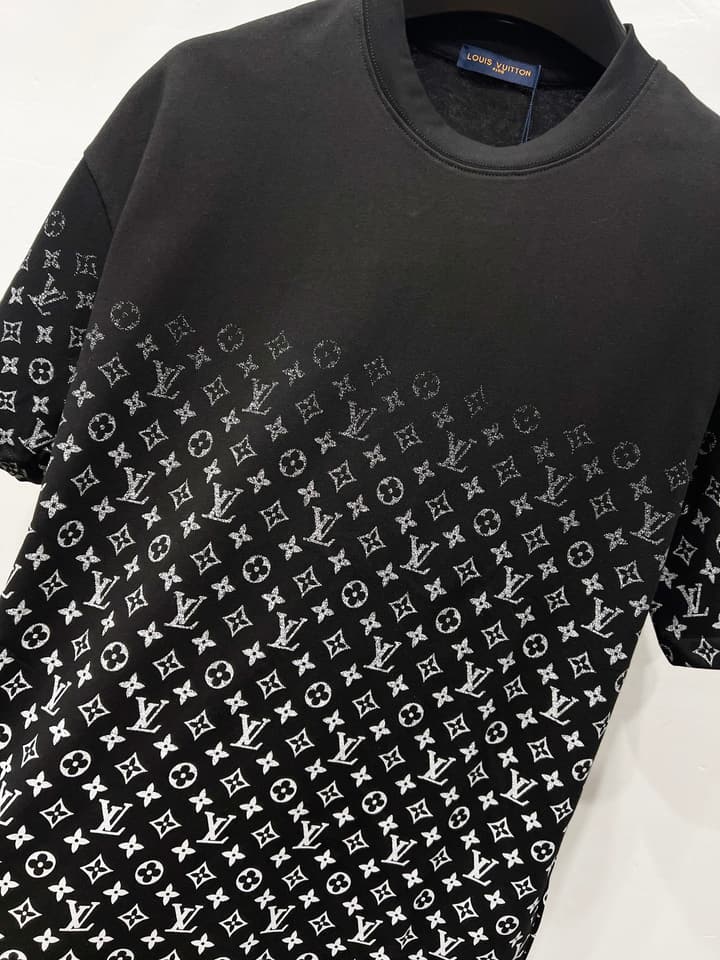 Louis Vuitton Gradient Monogram T-Shirt – 2025 Summer Collection in Black Bottom Gradient Monogram