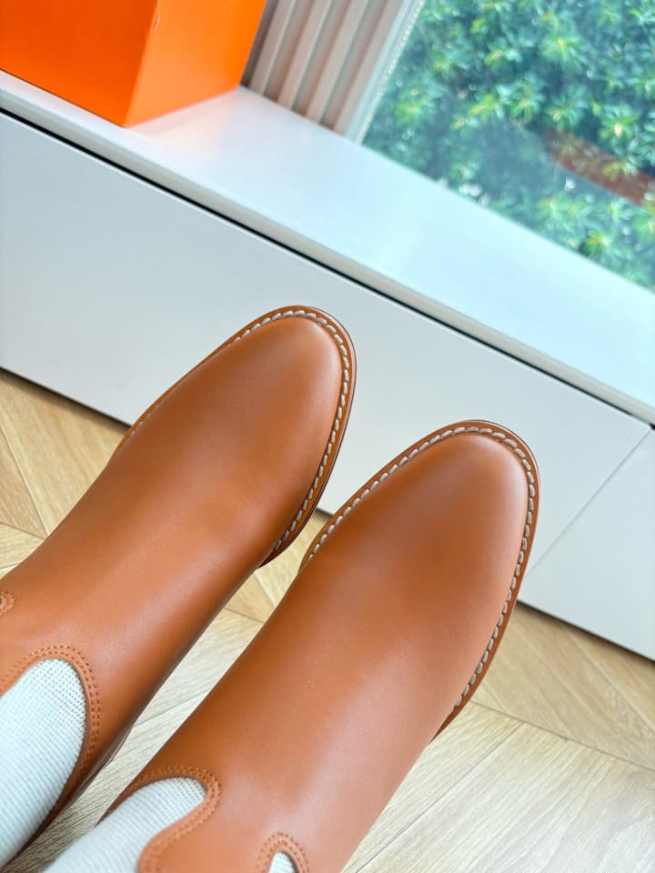 Hermès Classic Knee-High Boots – 2025 Autumn/Winter Collection in Two-tone Tan And Cream
