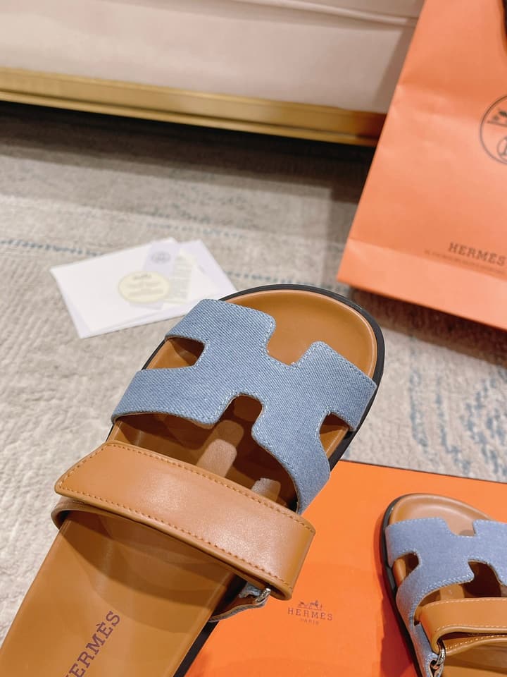 Hermès Chypre Leather Slides – 2023SS in Emerald Green & Textured Beige