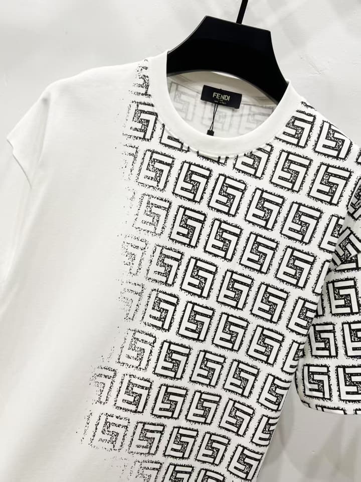 Fendi Gradient Logo Round Neck T-Shirt – 2025SS Collection in Black