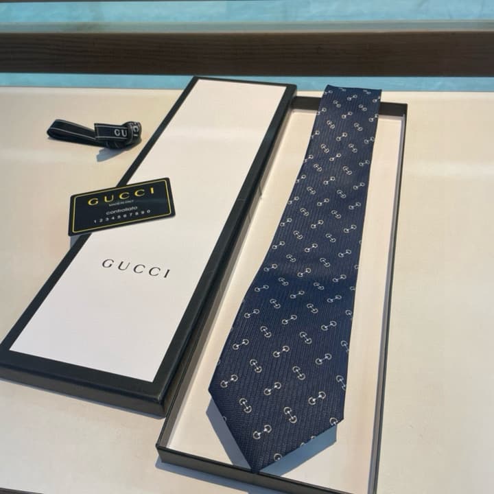 Gucci Men's Jacquard Silk Tie in Black Gg Pattern