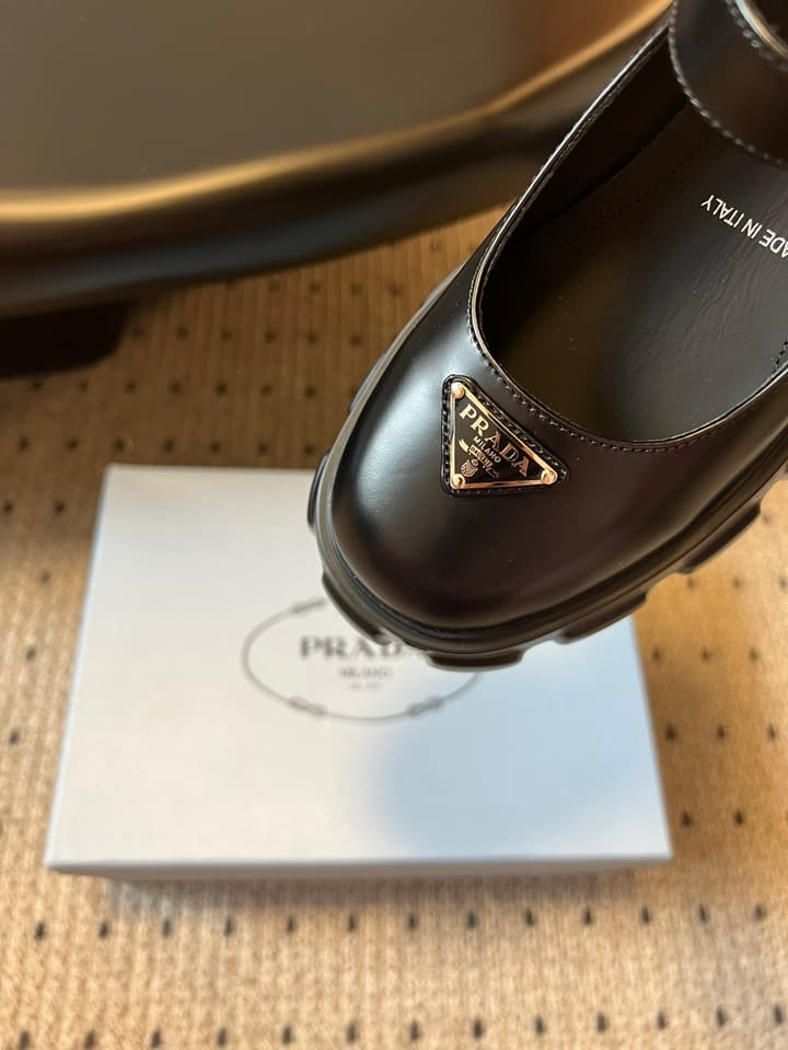 Prada Thick-Soled Mary Jane Shoes – 25SS in Glossy Black