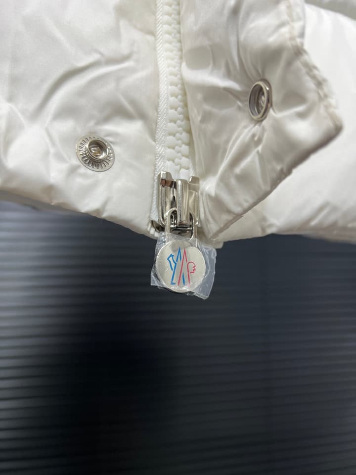 Moncler Vezere Short Puffer Jacket in White