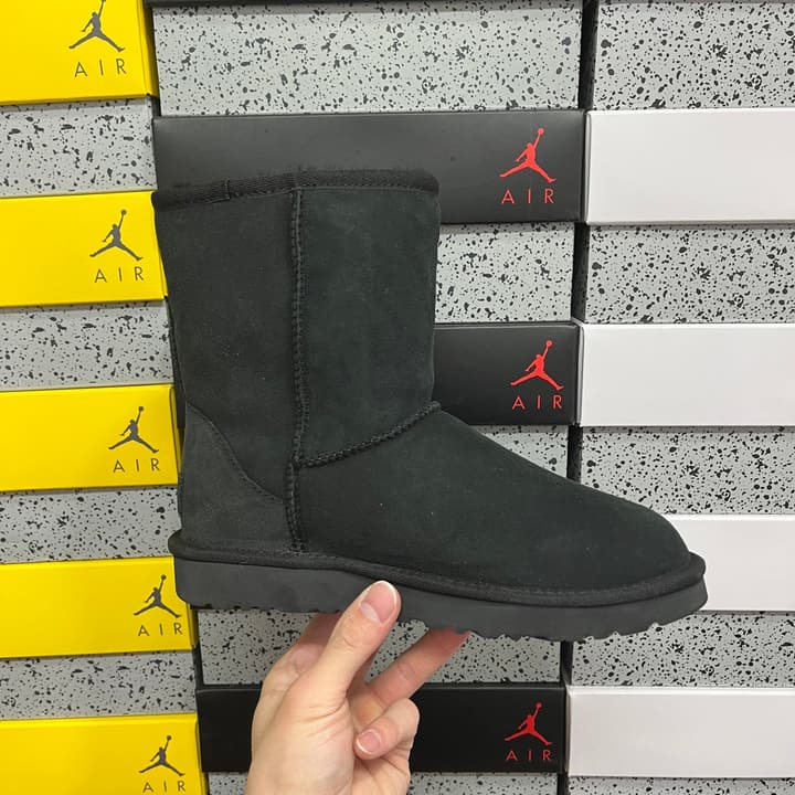 UGG Thick-Soled Low-Cut Fur-Lined Snow Boots in All Black Mini