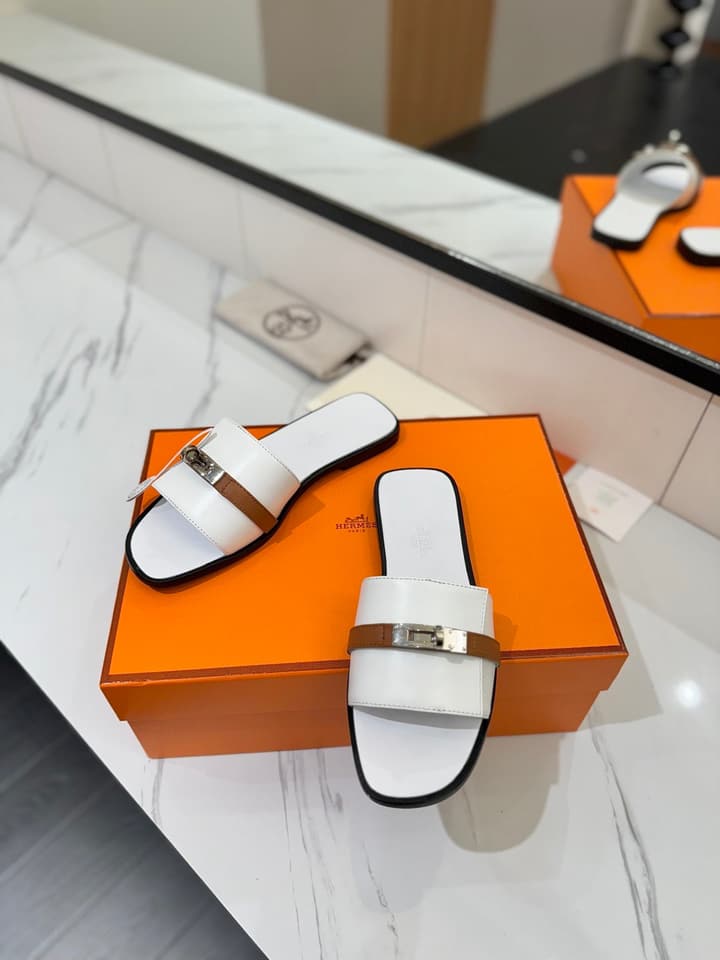 Hermès Classic Timeless Leather Sandals in Black