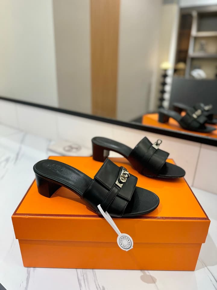 Hermès Classic Smooth Cowhide Heeled Sandals in Beige