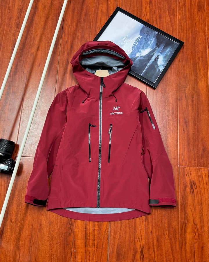Arc'teryx Alpha SV 7th Generation Hard Shell Jacket in Black And Teal