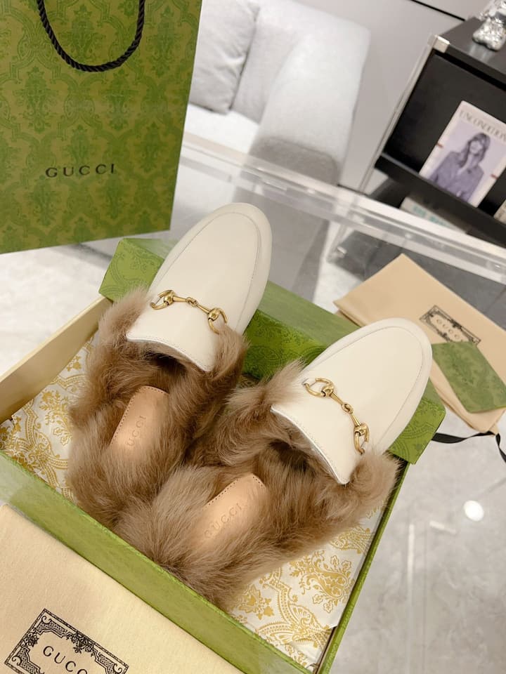 Gucci Toscana Wool Loafers – Autumn/Winter Must-Have in Black Leather With Tan Fur