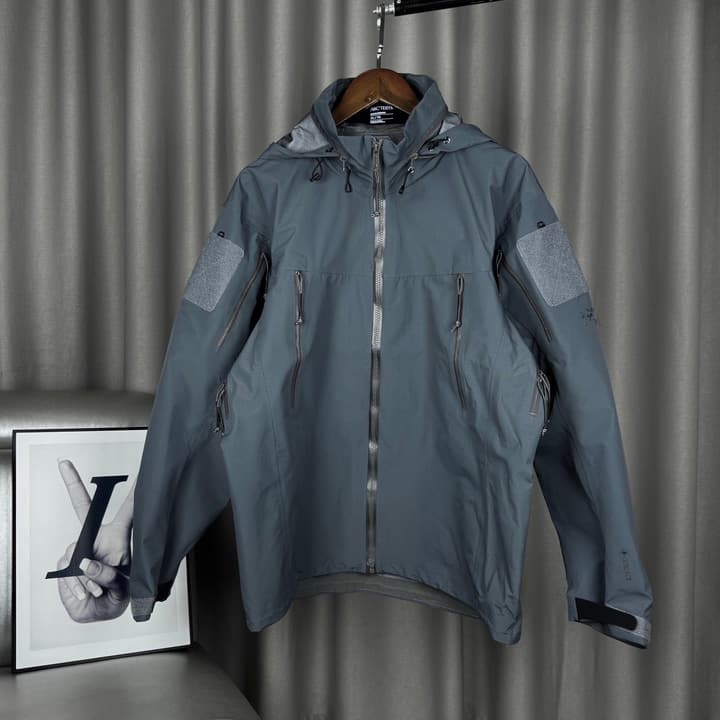 Arc'teryx Alpha LEAF Jacket GEN2 Hard Shell in Wolf Gray Hard Shell Jacket
