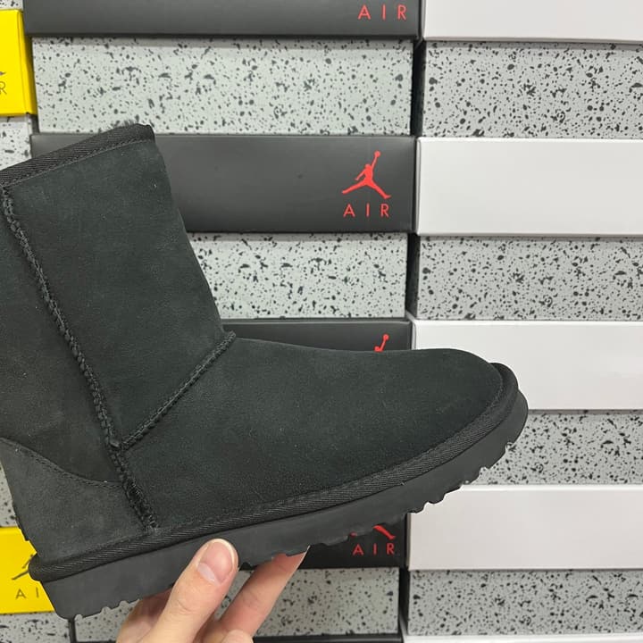 UGG Thick-Soled Low-Cut Fur-Lined Snow Boots in All Black Mini