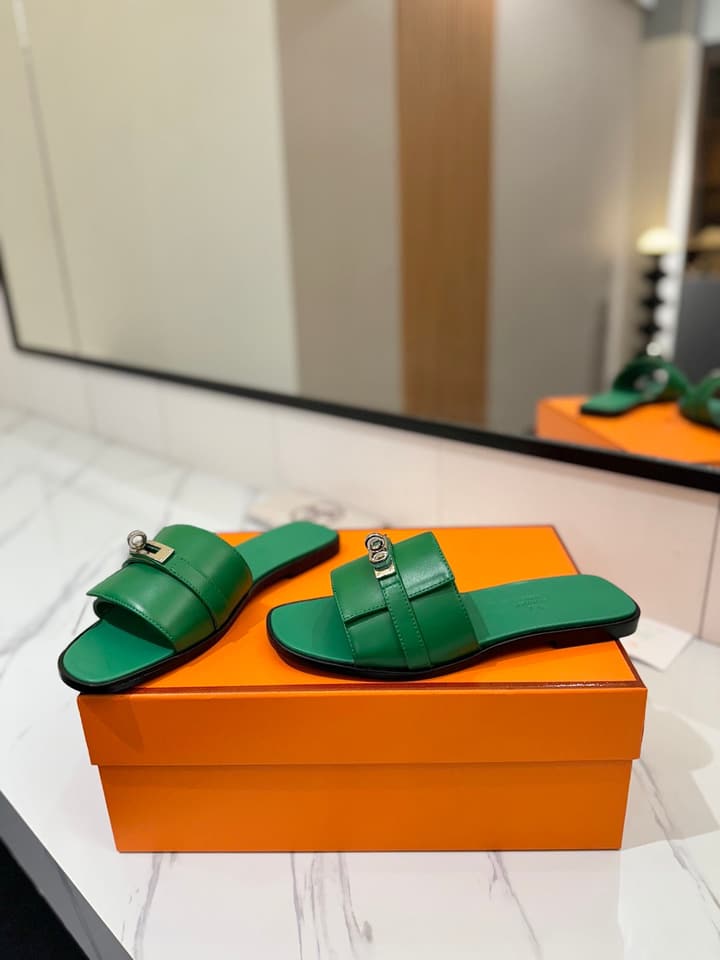 Hermès Classic Timeless Leather Sandals in Black