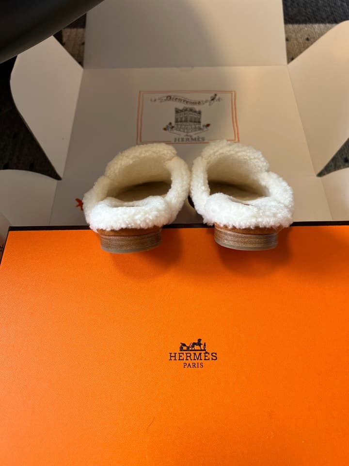 Hermès Leather Mules – 25FW in Black With White Fur