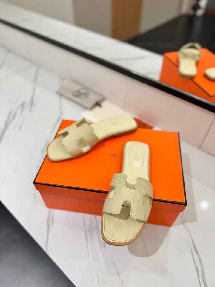 Hermès Classic H Palm Grain Leather Sandals in Black