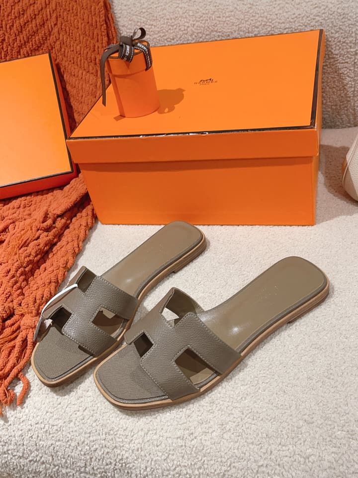 Hermès Oasis H Flat Sandals in Taupe Strap