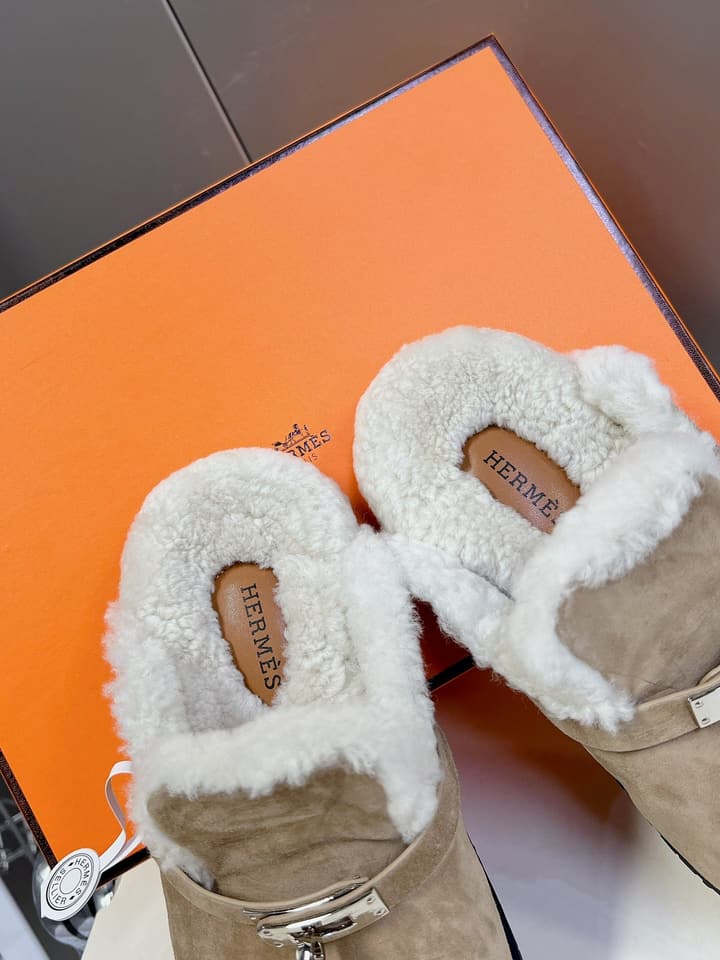 Hermès Kelly Buckle Fur Slippers – Autumn/Winter Collection