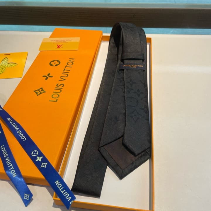 Louis Vuitton Men's Diamonds V Silk Jacquard Tie in Black
