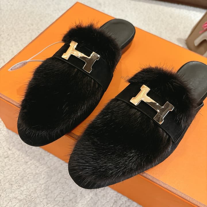 Hermès Mink Suede Loafers & Mules – Autumn/Winter Collection in Black Fur With Gold H