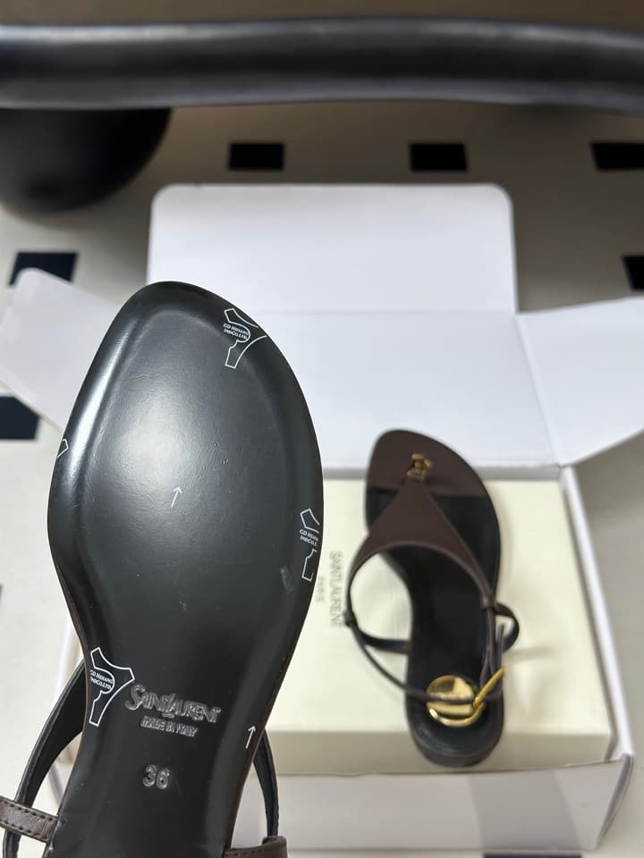 Saint Laurent Classic YSL Logo Flat Sandals – Spring/Summer Collection – 26S in Black