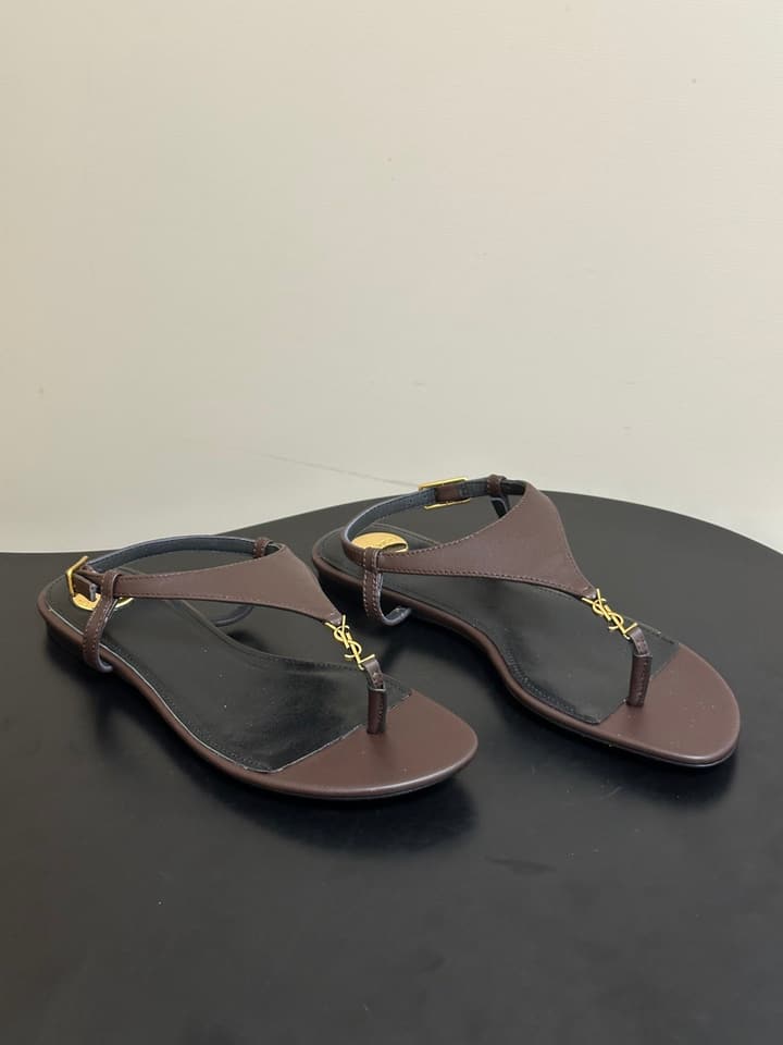 Saint Laurent Classic YSL Logo Flat Sandals – Spring/Summer Collection – 26S in Black