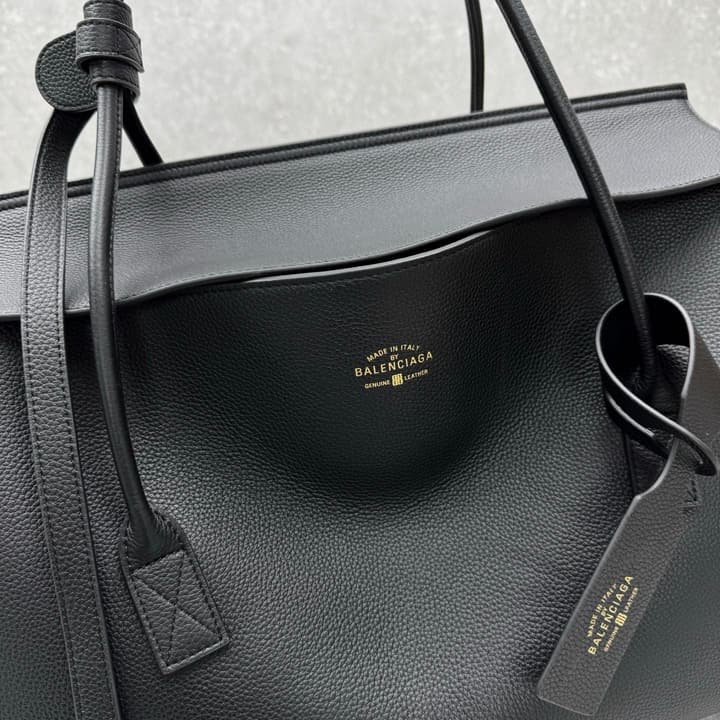 Balenciaga CarryAll Leather Handbag – 25SS in Classic Black