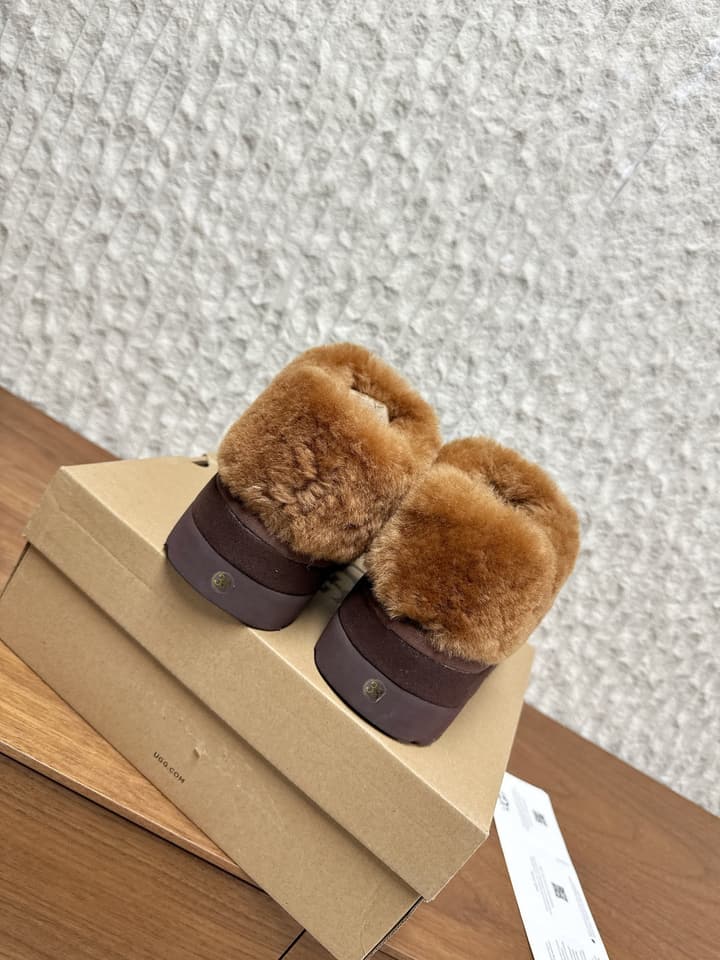 UGG Sheepskin Fur-Lined Slippers – Autumn/Winter Collection in Tall Light Pink With Cream Fur