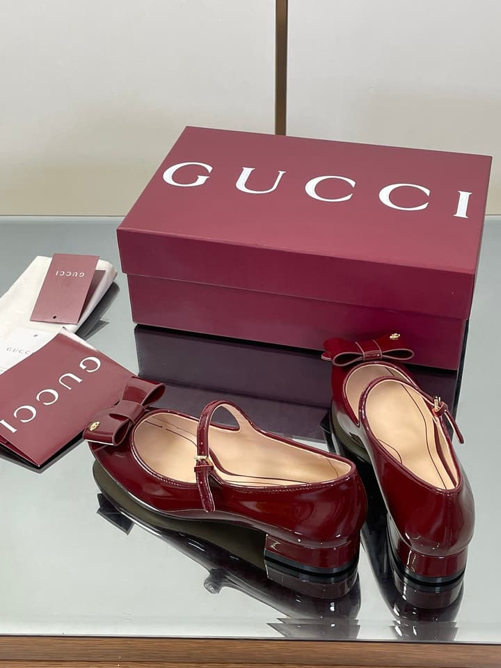 Gucci Bow Detail Mary Jane Ballerina Flats – 2025 Early Autumn Collection in Deep Red Patent Leather