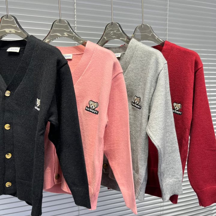 Burberry BU Bear Pattern Knit Cardigan – Kids Collection in Bright Red