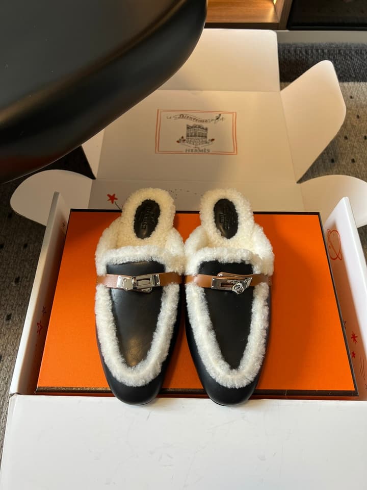 Hermès Leather Mules – 25FW in Black With White Fur