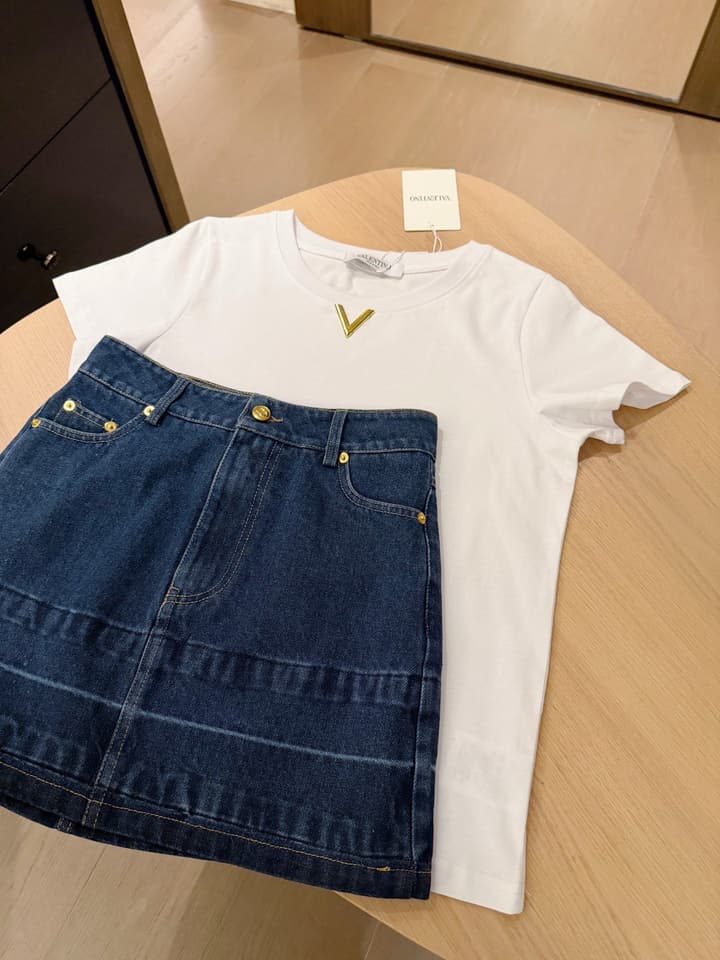 Valentino Hand-Stitched V-Logo Crewneck T-Shirt in Black