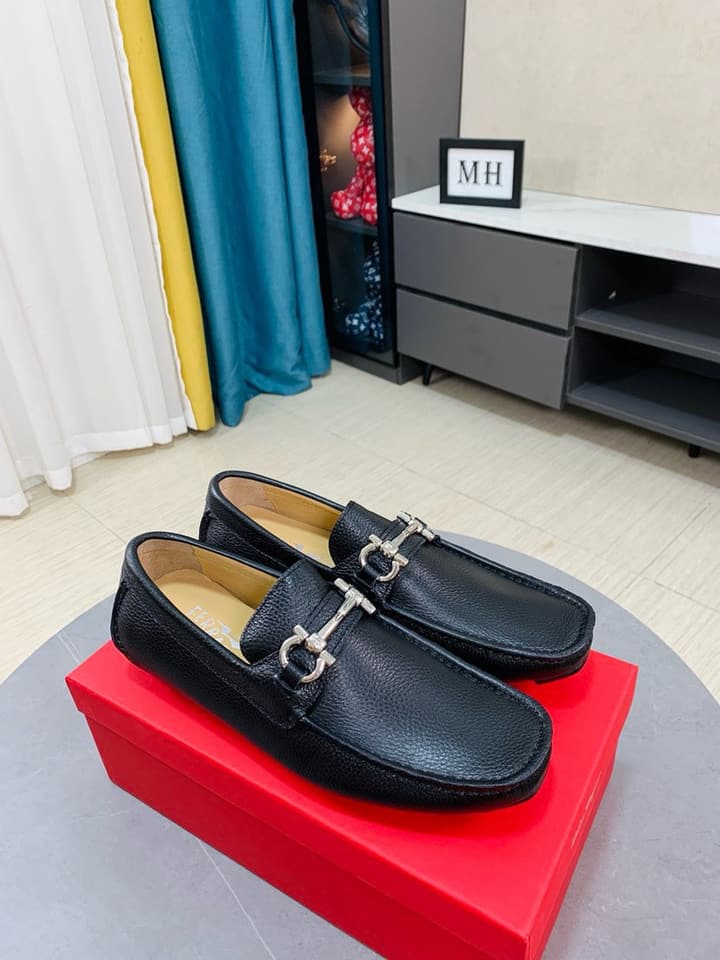 Ferragamo Pebbled Leather Driving Shoes in Black Leather, Black Lining