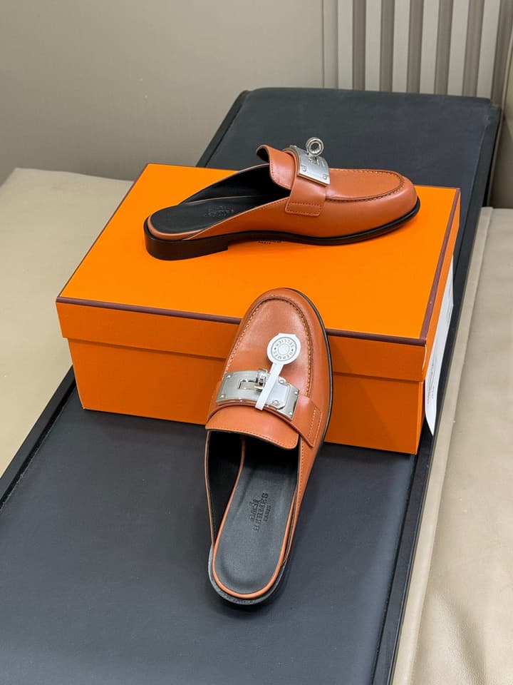 Hermes Kelly Wide Buckle Mules – 2025 Collection in Black
