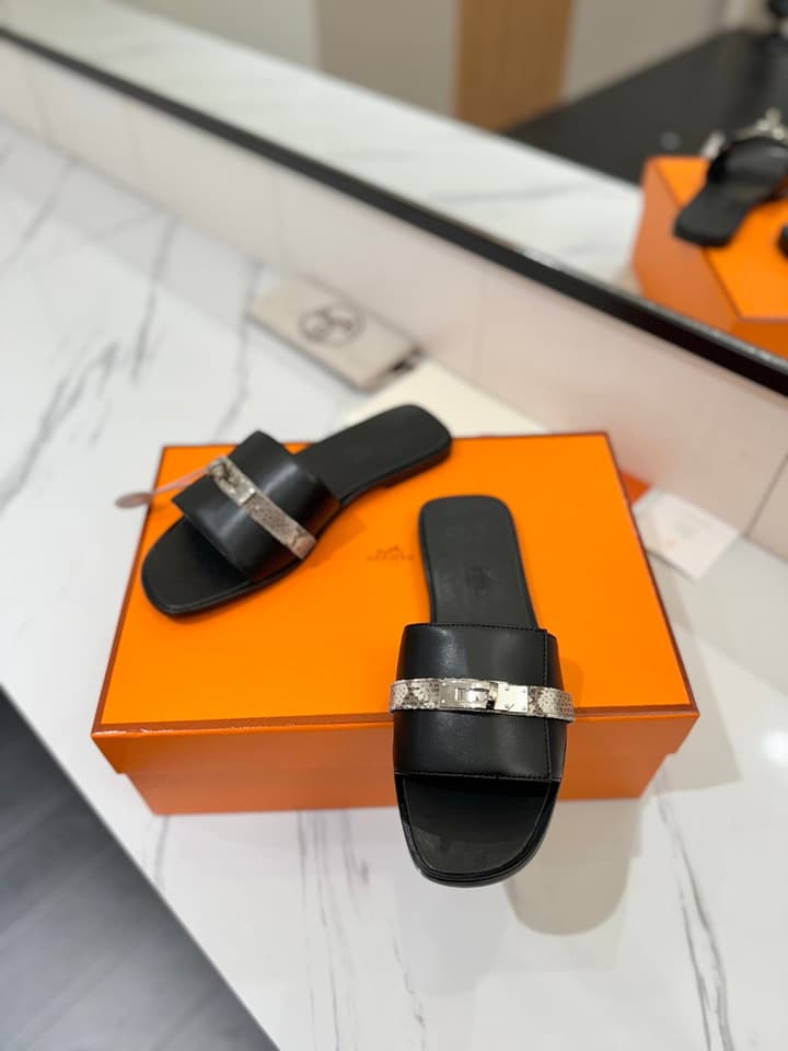 Hermès Classic Timeless Leather Sandals in Black