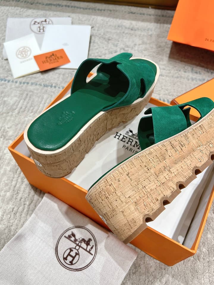 Hermès Wedge Sandals – 2024 Spring/Summer Collection in Bright Red Suede