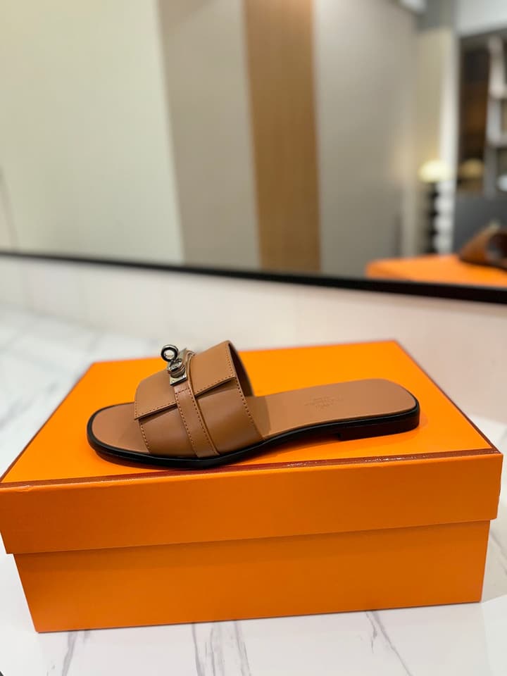 Hermès Classic Timeless Leather Sandals in Black