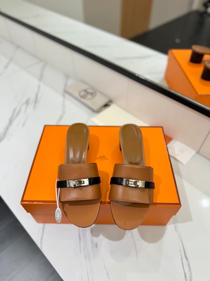Hermès Classic Smooth Cowhide Heeled Sandals in Beige